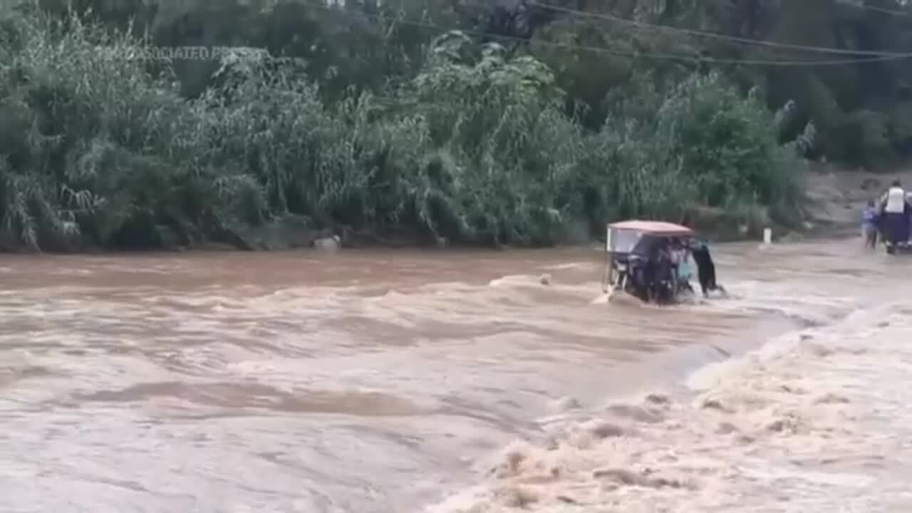 Peruvian president sends aid for flood victims